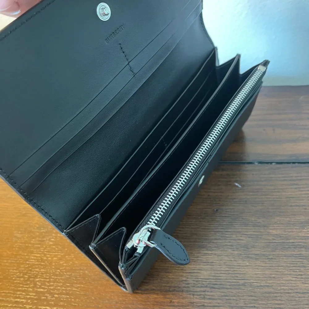 Burberry Porter Women's Black Leather Flap Wallet 8052831 1 - Picture 5 of 14